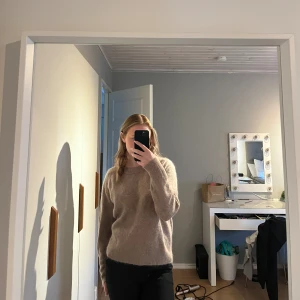 Stickad tröja från zara  - Använd ett fåtal ggr då jag har liknande stolek S-M