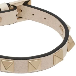 Valentino armband - . Köpte det på plick för 2 månader sen som hade köpt det på veistile collective. Där dom äkthets kollar. Tappat lite guldplätering och lite slitet vid spännet men inget man tänker på när man använder. Bara armbandet följer med då boxen osv är borta 