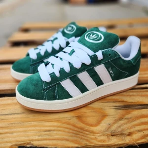 Campus 00s Adidas Green  - Slutsålda Gröna Adidas Campus 00s i storlek 36 2/3. Helt oanvända, ligger i orginalförpackning. Stora i storleken. Buda från 1200kr