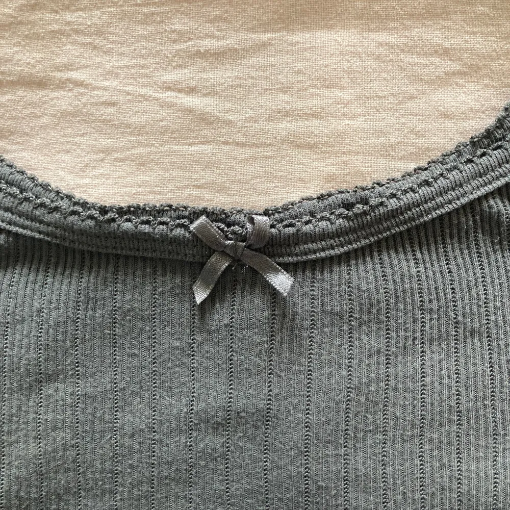 Jättefint linne med rosett🤍🤍 Linnet är i jättebra skick och är knappt använt - kommer inte till användning då jag har många liknande.. Toppar.