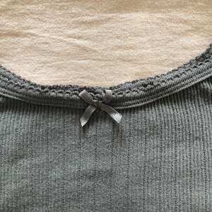 Jättefint linne med rosett🤍🤍 Linnet är i jättebra skick och är knappt använt - kommer inte till användning då jag har många liknande.