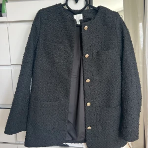 Boucle jacka - Superfin jacka ifrån hm 💕den är oanvänd men lapparna sitter inte kvar, jättebra skick! 