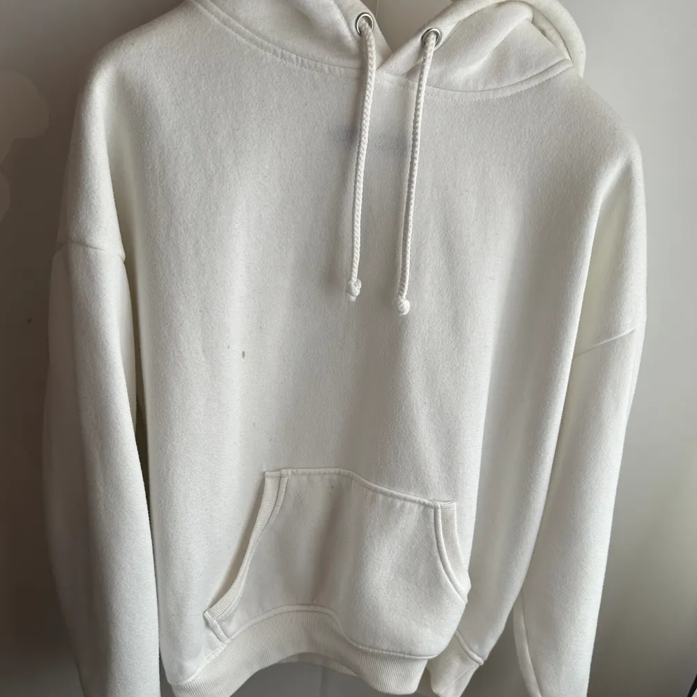 Säljer min hoodie som är från bik bok, finns några små fläckar på den. . Hoodies.