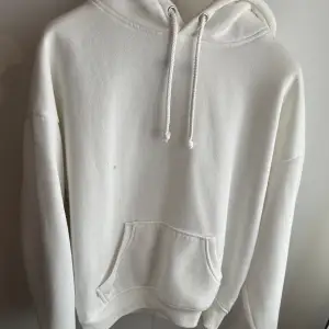 Säljer min hoodie som är från bik bok, finns några små fläckar på den. 