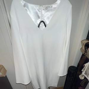 En vit klänning för er som ska ta studenten. Klänning är helt ny, den är så mycket finare på än vad den ser ut. Och den är mycket finare i verkligheten än på bild. Skriv för frågor 