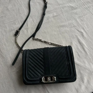 Rebecca Minkoff väska  - REBECCA MINKOFF quilted leather satchel bag, mocka material.   Väskan är ytterst sparsamt använd. Perfekt storlek enligt mig (20x14cm) och passar till allt! Köparen står för frakten 