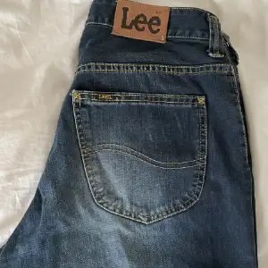 Säljer nu dessa jättecoola Lee jeansen i louse fit, skulle säga att de är straight i modellen. Vid mer information, vänligen kontakta via DM! 