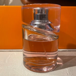 Hugo Boss Eau de Parfume.” Femme” - Super kvinnlig och sensuell parfume. Blommig och frisk. 75 ml 90% kvar. -Femme-