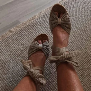 Espadrillos stl 40, beige-vitrandigt canvastyg i bomull - Sköna espadrillos i canvastyg med kilklack i jute med gummisulor, stl 40. Mycket gott skick.