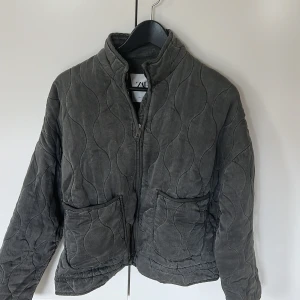 Skitsnygg zara jacka 💗 - Säljer nu min zara jacka då jag ej har användning av den längre, den passar som en S och sitter perfekt. Inga defekter som helst och använd fåtal gånger 💗