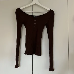 Y2k tröja  - Säljer denna pga att jag inte får användning, i storlek s ser smal ut men är JÄTTE stretchig i materialet så skulle säga att den passar de med xs-m💋🩵