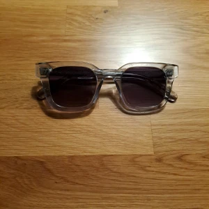 Säljer chimi 04 grey - Säljer nu mina chimis eftersom dom inte används mera. Dom är i bra skick. Solglasögonen kommer med tillbehör. 1000 kr
