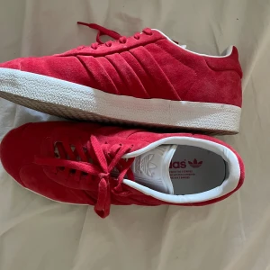 Adidas gazelle - Säljer dessa jättesnygga skor då de inte används, använda max 2 gånger och i jättefint skick och snygg färg