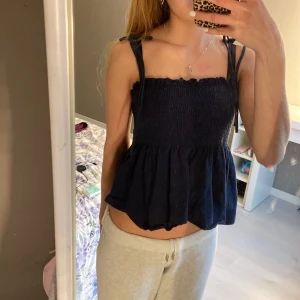 Marinblå topp - Jätte bra skick, knappast använd, strechig men passar mig som brukar ha Xs/s  
