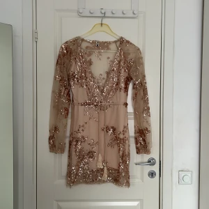 Festklänning  - En  Beige festklänning som är kort  