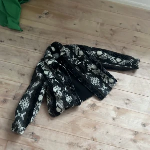 Vårjacka - Jacka i fleece stil från Anthropologie. Näsan oanvänd 