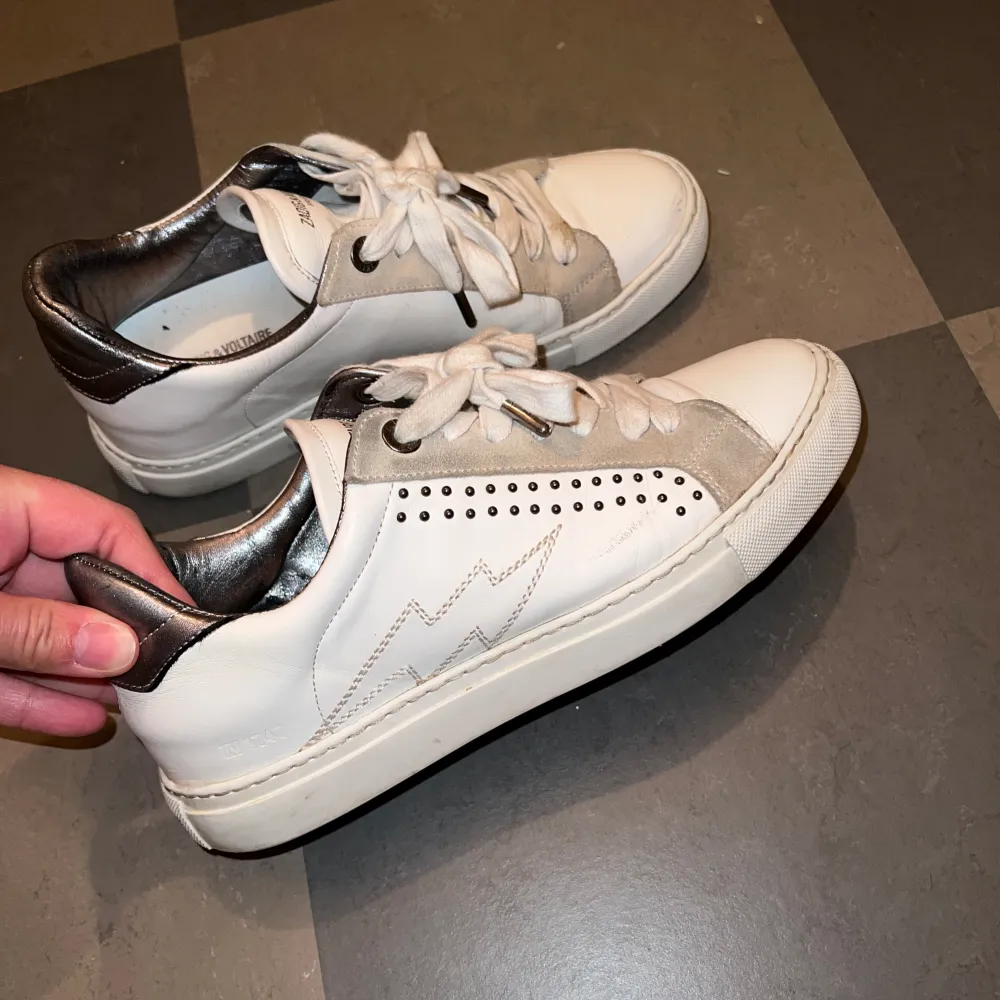 Skit snygga Zadig & Voltaire skor! Använd några gånger och är i behov av avtorkning, annars bra skick!  Storlek 39.  Säljer för de är lite stora. 🖤 Nytt pris 3000 kr . Skor.