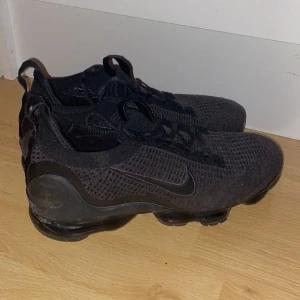Vapormax  - Säljer dessa skorna som jag köpte på zarlando för 1700 på rea Nypris ca 2500 Skriv för fler bilder o frågor