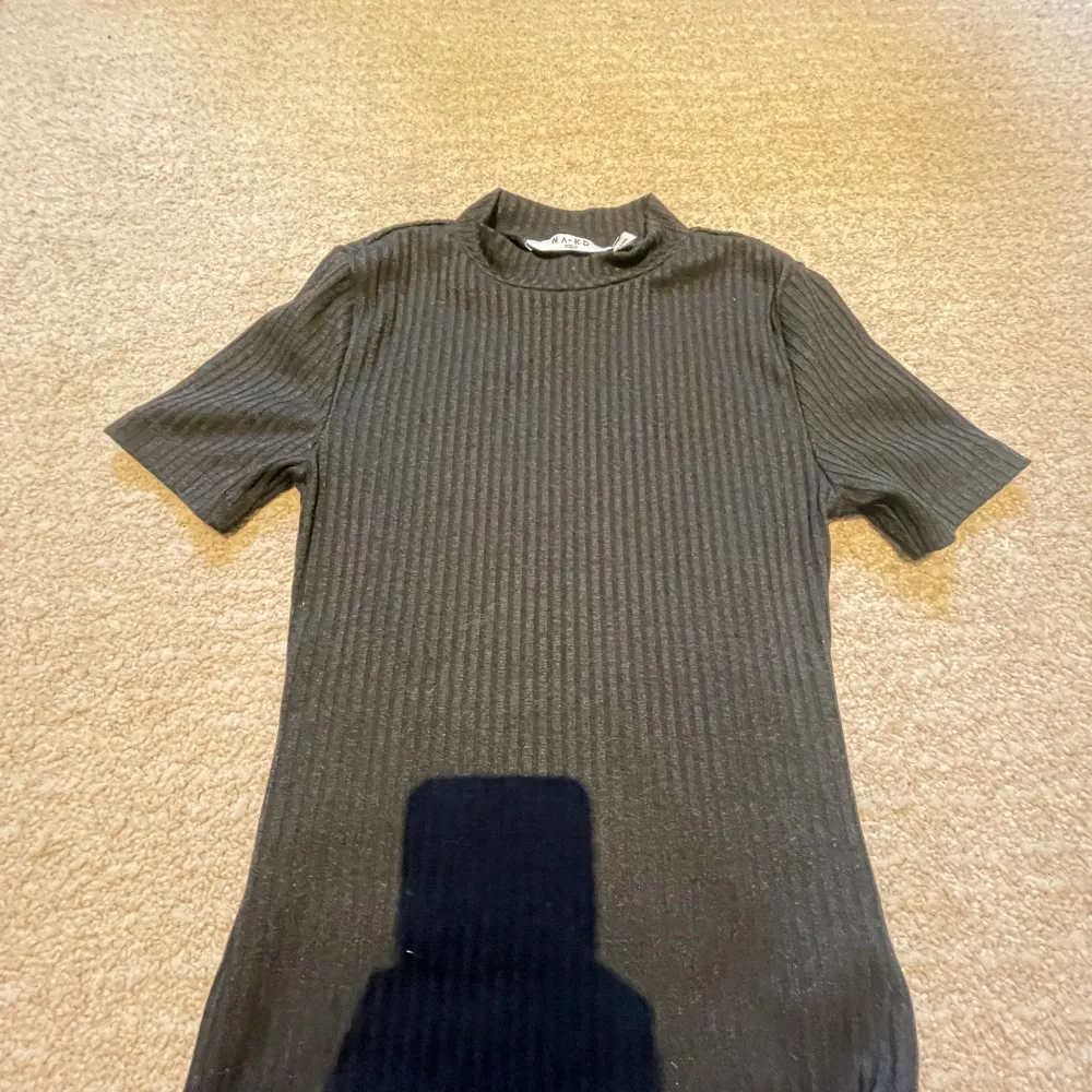 Säljer nu denna superfina ribbade svarta t-shirten ifrån na-kd! Den är i storlek xxs men passar mig som har storlek xs i andra klädesplagg! Pris går att diskutera💓. T-shirts.