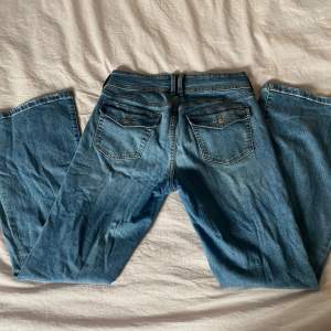 Snygga low rise flare jeans från aéropostale. Köpta i New york och endast använda fåtal gånger.