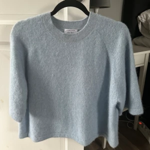 & Other Stories tröja  - Stickad t-shirt i alpacka från & Other Stories i storlek S. Den är i fint skick och har inga defekter. Nypris är 690 kr. 