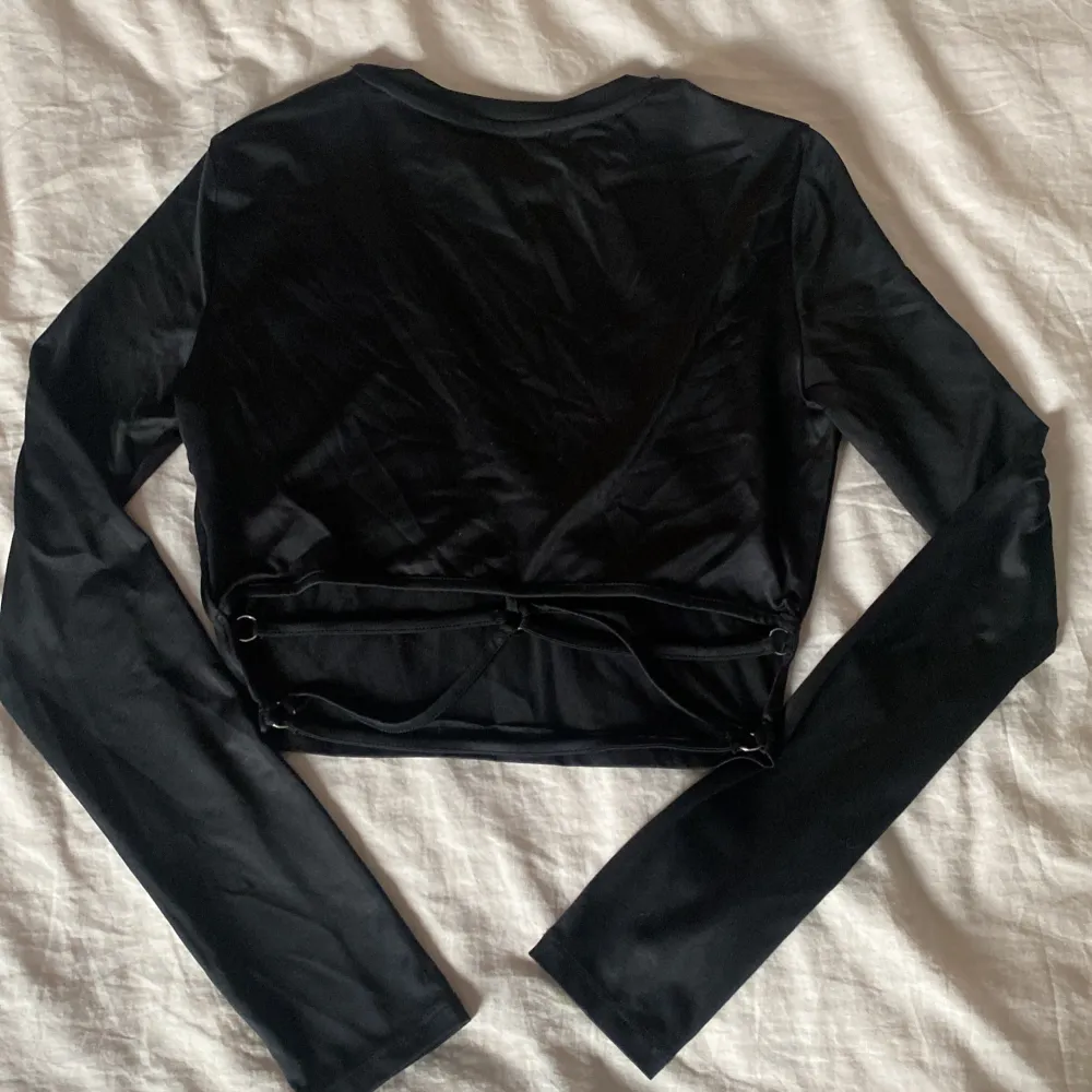 Assnygg tröja från bershka i storlek M. Lite mer solaktivitet material med en cool rygg. Kan användas som både festtopp men även som en vardagströja. . Tröjor & Koftor.