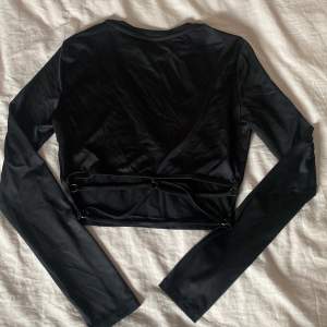 Assnygg tröja från bershka i storlek M. Lite mer solaktivitet material med en cool rygg. Kan användas som både festtopp men även som en vardagströja. 