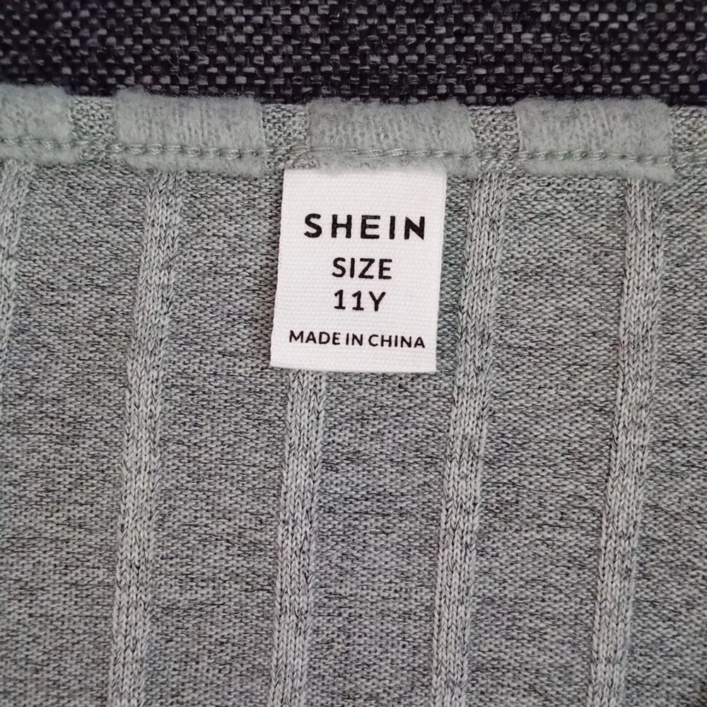 Oanvänd tröja från shein. Säljer pga att jag fick den men inte har användt den. Storlek 11( passar 11 åringar). Den är typ mint grön. . Tröjor & Koftor.