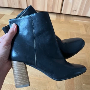 Skor - Svarta ankelboots  Använda 1-2 ggr  Ord. pris 599 kr/ par Mitt pris 100 kr/ par