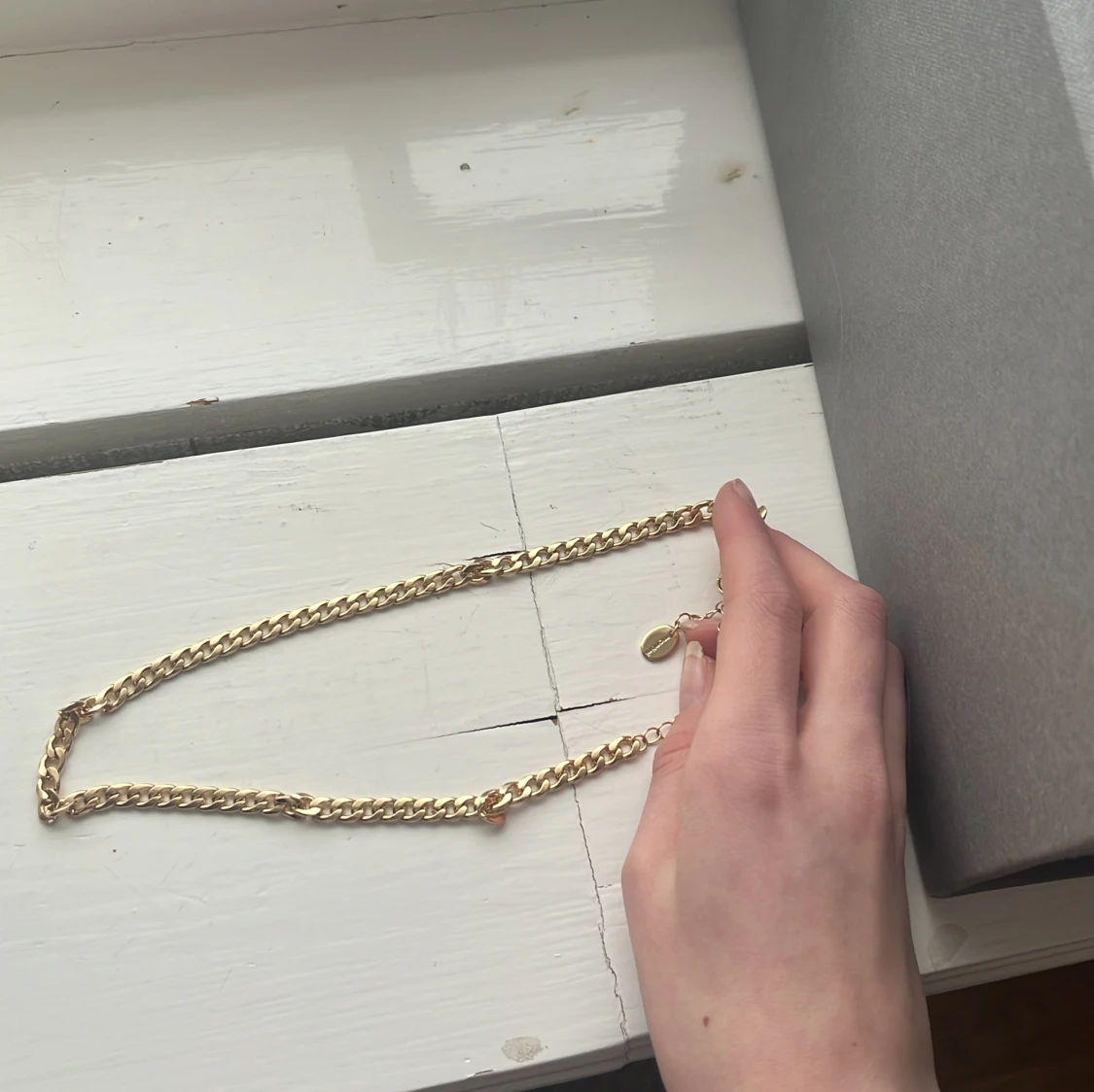  Ett guldigthalsband   - 90