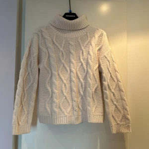 Stickad tröja från mango  - En stickad tröja från mango. Den är lite benvit. Fint skick förutom en liten fläck nertill på ärmen (se bild 4)