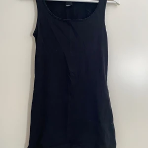 Linne längre modell, strl S - Välanvänd. Säljes i begagnat skick.  Kolla gärna in mina andra annonser för samfrakt!