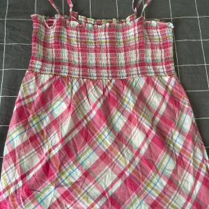 Vår topp - Säljer denna gulliga topp ifrån Lindex i storlek S!🌷 Toppen är köpt ifrån Sellpy och jag har endast testat den. Tröjan har band som går att justera om man vill💘! Fint skick!  Var inte rädd att fråga om något!💕💘🌷