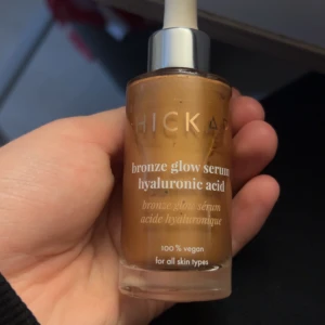 Serum  - Säljer detta helt oanvända serumet från Hickap. Ger glow och en liten bronzig effekt. Nypris 349. Säljer då den ej gick att skicka tillbaka 