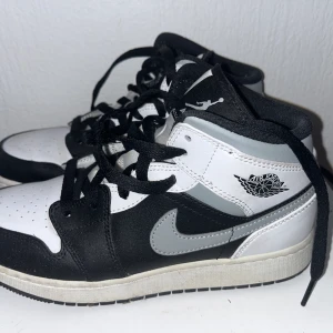 air jordan 1 mid GS ’White Shadow’ - Pris går absolut att diskutera!   Storlek: 38 Orginal pris: 3 119kr  Bra skick men använda! 