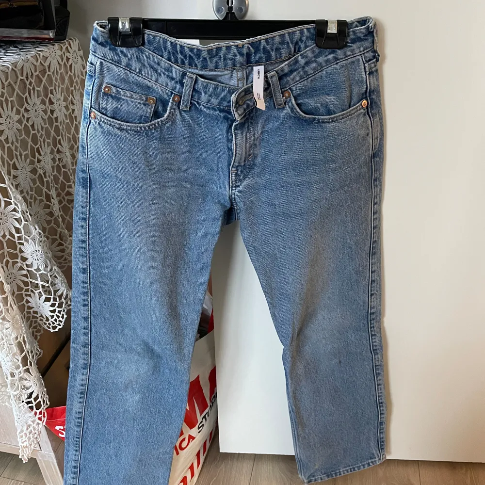 ett par ljusblå jeans från weekday. Jeans & Byxor.
