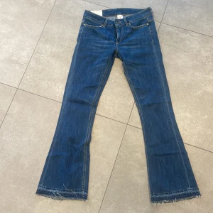 Dondup jeans  - Skitsnygga jeans i mörkare tvätt och Bootcut. Använda 2/3 ggr och därför jättebra kvalitet, pris går att diskutera 