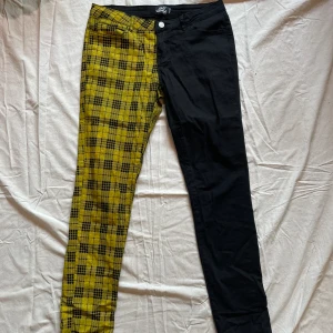 Svincoola jeans - Asballa, unika jeans från EMP. Mycket bra skick. W29 L32