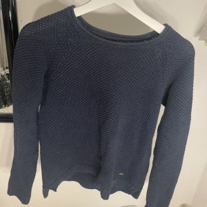Marinblå tröja  - Aldrig använd. Köpte begagnat. Skriv vid frågor eller mer bilder😊
