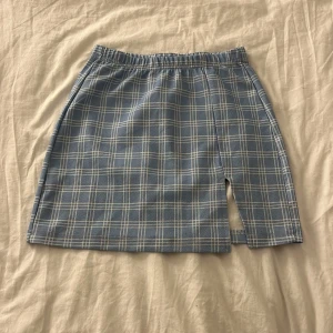 kjol - blårutig kort kjol med en liten slits på framsidan, inga defekter, perfekt till sommaren!🌸