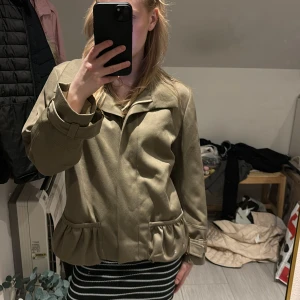 Grön jacka  - Grön jacka med pärlor på ryggen! I jättefint skick ☺️ Spännen på armarna och fickor!  Är egentligen en 40 men passar bättre Xs/S! 