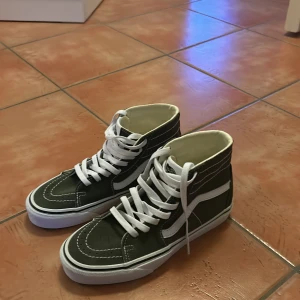 Vans sk8-hi tapered skor gröna high  - Jag tänkte sälja mina höga gröna vans. Dem är stilrena och har aldrig använt de. De är i storlek 36 men är lite stora i storleken. Köptes för 1000