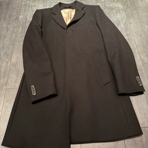 Svart överrock från MQ - Svart överrock från Bläck. Storlek 50. 