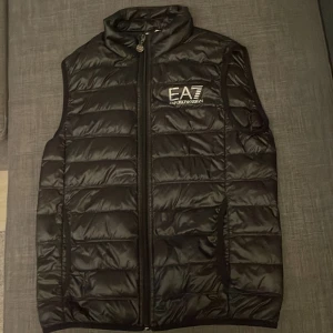Äkta Ea7 väst  - Köpt på Zalando. Ny pris 1450kr  Storlek xs. Endast ett par få gånger  Skick 9/10