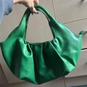 Ginatricot väska i grön värt perfekt till sommaren! Helt i nyskick ❤️