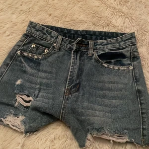 Jeans shorts  - Dessa snygg jeans shorts som är för stora på mig har inte använt 💞
