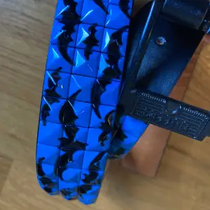 blått nitbälte med fladdermus detaljer 105 cm