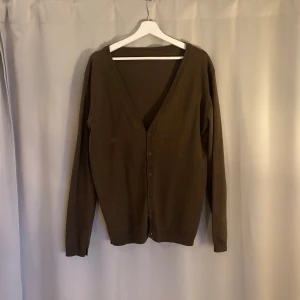 Vintage Cardigan / Kofta Storlek Medium - Ett fin brun kofta i medium storlek. Koftan har en missfärgning på framsidan och sömmarna har gått upp lite vid högra arm hålet, men annars är den i perfekt skick 🙏