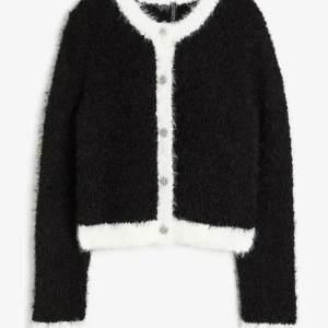 Fluffig kofta  - En super skön och fin fluffig kofta från h&m! Ordinarie pris 349kr🤍 den är sparsamt använd och i nyskick! (Kontakta mig privat för fler bilder⭐️)