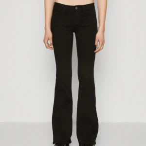 Lågmidjade jeans - Lågmidjade svarta bootcut jeans. Alla lappar kvar, helt oanvända! ❤️